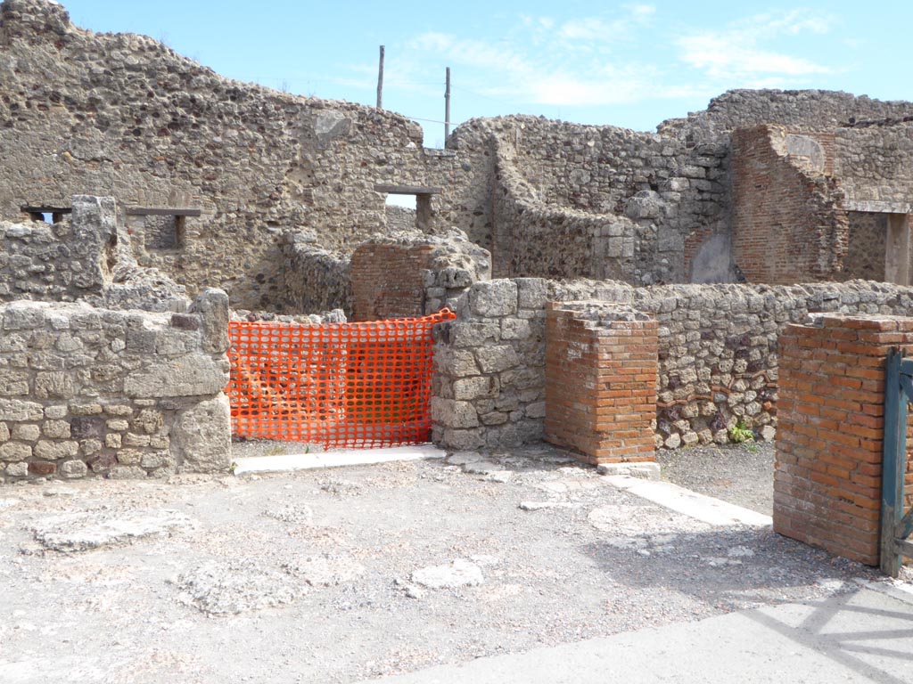 VI.12.2 Pompeii. September 2015. 
South-east corner of Middle Peristyle, with doorway to corridor 19 in centre, and into room 51 on right, looking east.
Foto Annette Haug, ERC Grant 681269 DÉCOR.
