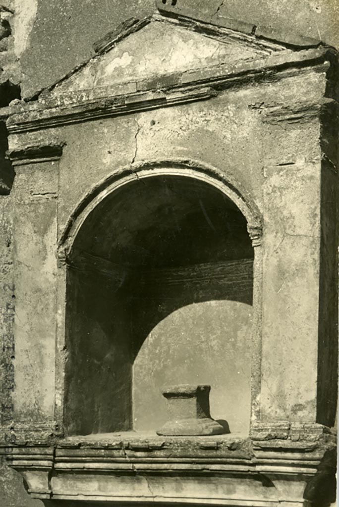 VI.12.2 Pompeii. pre-1937-39. North wall of Kitchen, arched niche lararium with aedicula façade.
Photo courtesy of American Academy in Rome, Photographic Archive.  Warsher collection no. 1551
