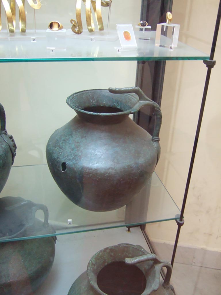 VI.12.2 Pompeii. Found on 5th November 1830. One handled bronze jug. 
Now in Naples Archaeological Museum. Inventory number 69427.
See Fiorelli G., 1862. Pompeianarum antiquitatum historia, Vol. 2: 1819 - 1860, Naples, p. 242-243.
