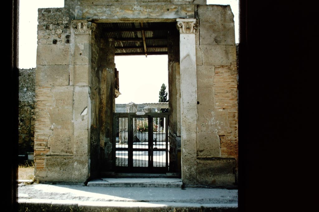 VI.12.2 Pompeii. 1957. Looking north to entrance doorway. Photo by Stanley A. Jashemski.
Source: The Wilhelmina and Stanley A. Jashemski archive in the University of Maryland Library, Special Collections (See collection page) and made available under the Creative Commons Attribution-Non-Commercial License v.4. See Licence and use details.
J57f0408
