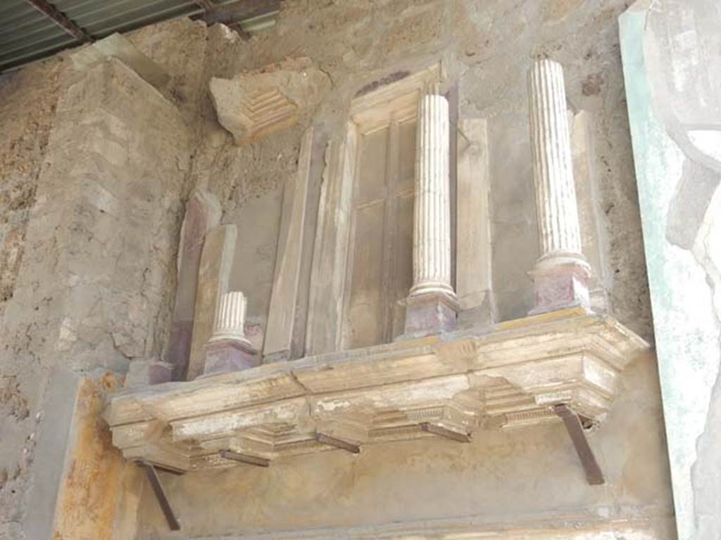 VI.12.2 Pompeii. May 2015. Entrance fauces, upper west wall with shelf and façade with small columns. Photo courtesy of Buzz Ferebee.