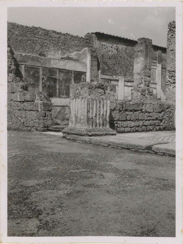 VI.12.2 Pompeii. Pre-1943. 
Looking across atrium towards triclinium/dining room 35 on west (left) side of tablinum.
This formed a passageway between the atrium and the middle peristyle/garden.
See Warscher, T. (1946). Casa del Fauno, Swedish Institute, Rome. (p.26, n.33).
