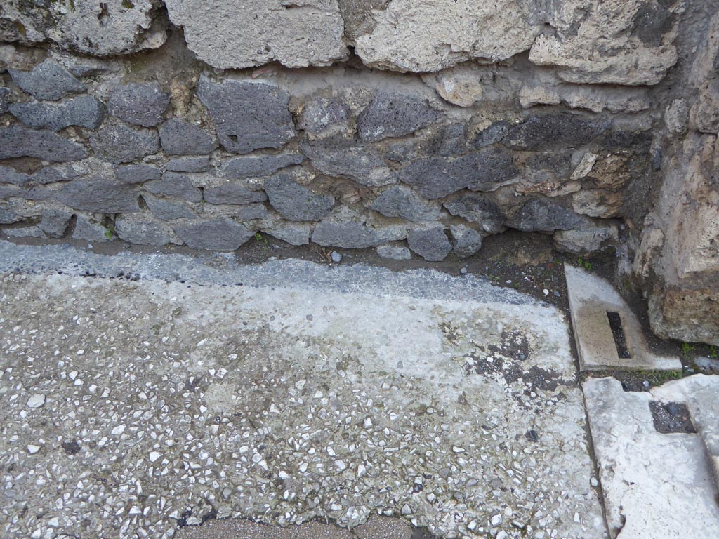 VI.12.2 Pompeii. January 2017. Room 35, detail of flooring and doorway threshold near east wall.  
Foto Annette Haug, ERC Grant 681269 DÉCOR.
