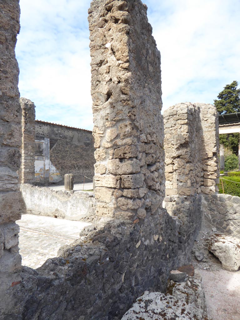 VI.12.2 Pompeii. September 2015. Triclinium 34, looking north along west wall.
Foto Annette Haug, ERC Grant 681269 DÉCOR.

