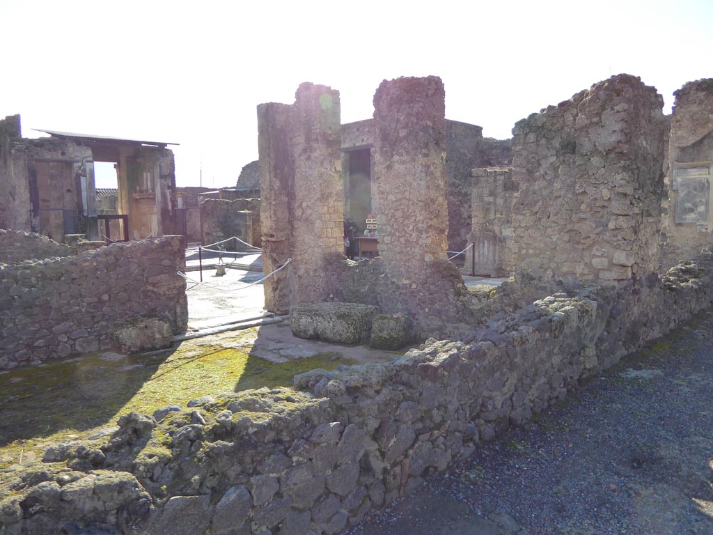 VI.12.2 Pompeii. January 2017. Triclinium 34, looking south-west towards west wall, from Middle Peristyle.
Foto Annette Haug, ERC Grant 681269 DÉCOR.
