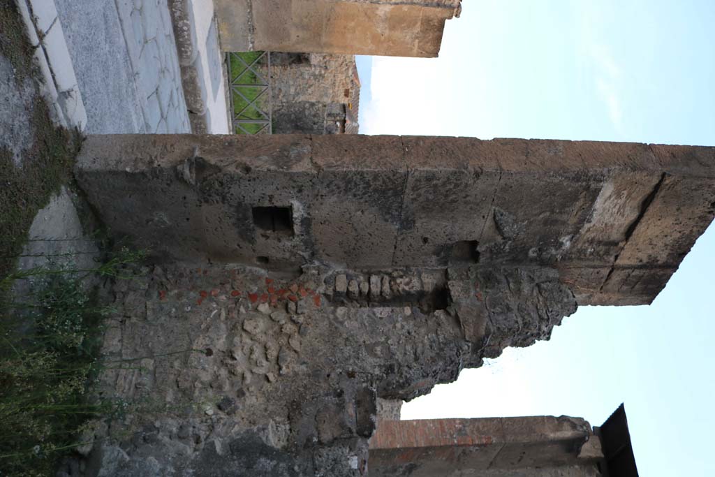 VI.12.4 Pompeii. December 2006. North wall of shop.