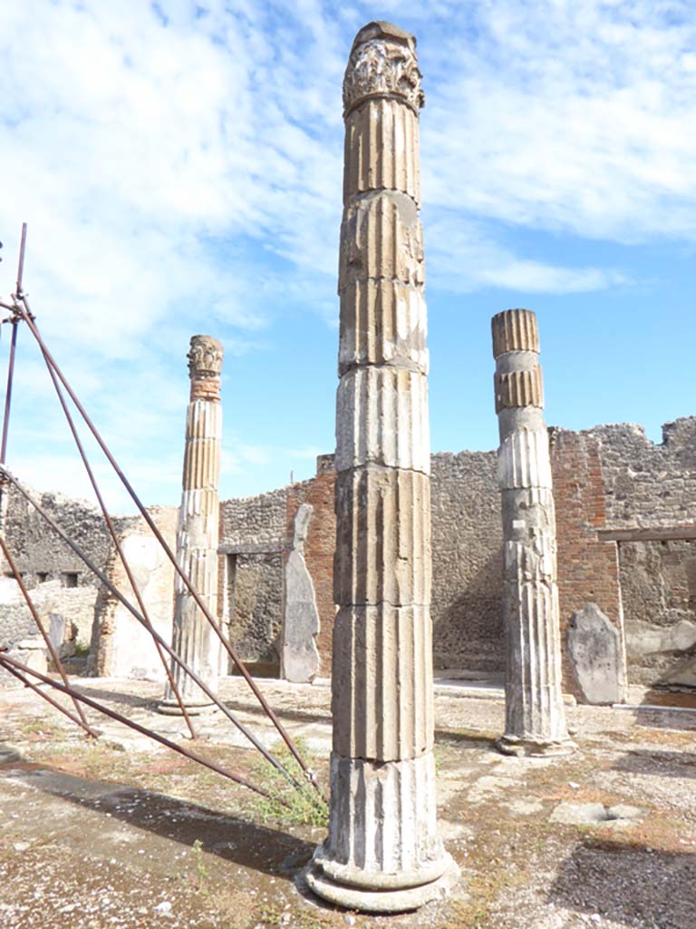 VI.12.5 Pompeii. 30th September 2015. 
Looking north-east across columns around impluvium, with two on south side, centre right.
Foto Annette Haug, ERC Grant 681269 DÉCOR.
