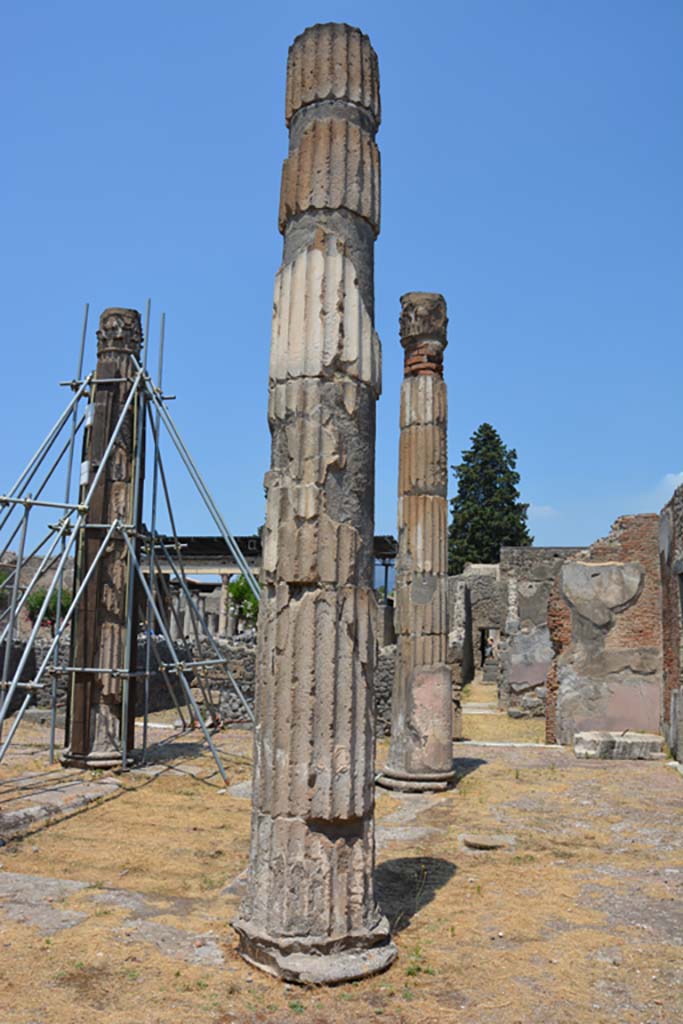 VI.12.5 Pompeii. 14th July 2017.  
Looking north across impluvium in Secondary Atrium towards north-east corner with money-base, on right. 
Foto Annette Haug, ERC Grant 681269 DÉCOR.
