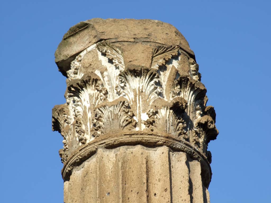 VI.12.5 Pompeii. December 2006. Detail of capital of column in the atrium 7.