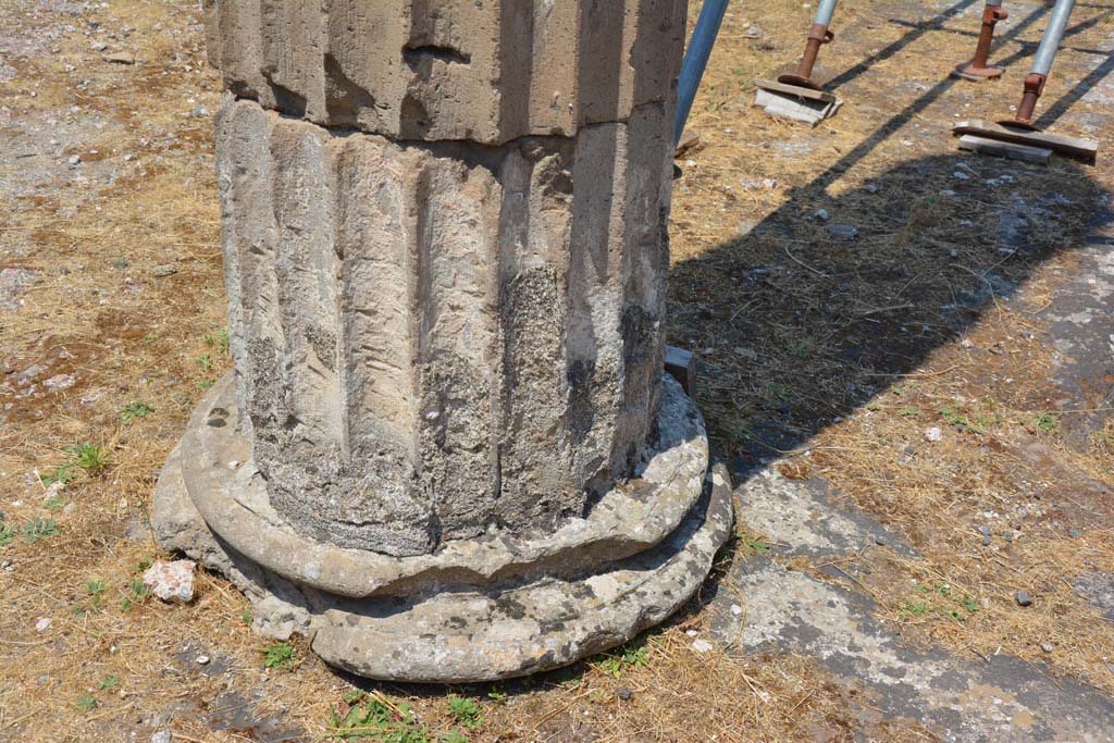 VI.12.5 Pompeii. 14th July 2017. 
Looking towards column base of column in south-west corner of impluvium.   
Foto Annette Haug, ERC Grant 681269 DÉCOR
