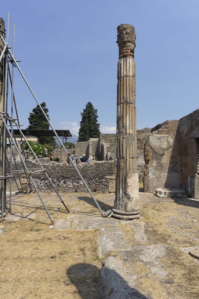 VI.12.5 Pompeii. 14th July 2017. 
Looking north across east side of atrium 7, towards column on north-east side. 
Foto Annette Haug, ERC Grant 681269 DÉCOR.

