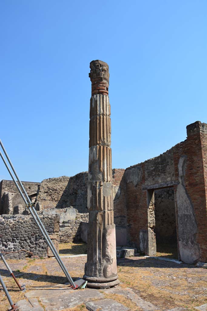 VI.2.5 Pompeii. 14th July 2017. Looking towards column in north-east corner of Atrium 7.
Foto Annette Haug, ERC Grant 681269 DÉCOR.
