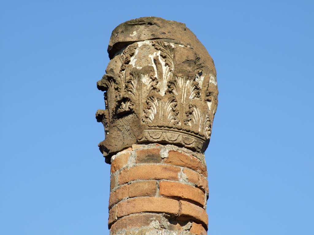 VI.12.5 Pompeii. December 2006. Detail of capital of column in the atrium 7.
