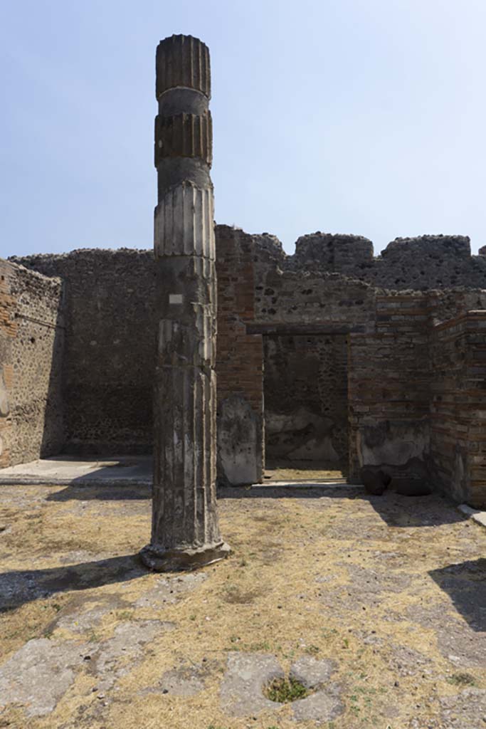 VI.12.5 Pompeii. 14th July 2017. 
Looking east across south side of atrium 7, towards column on south-east side. 
Foto Annette Haug, ERC Grant 681269 DÉCOR.
