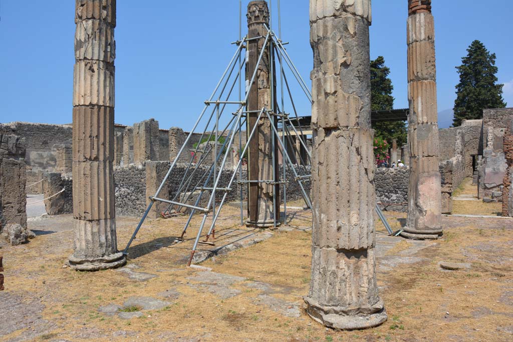 VI.12.5 Pompeii. 14th July 2017. Looking north-west across impluvium in Atrium 7, with West Ala on left, behind column. 
Foto Annette Haug, ERC Grant 681269 DÉCOR.
