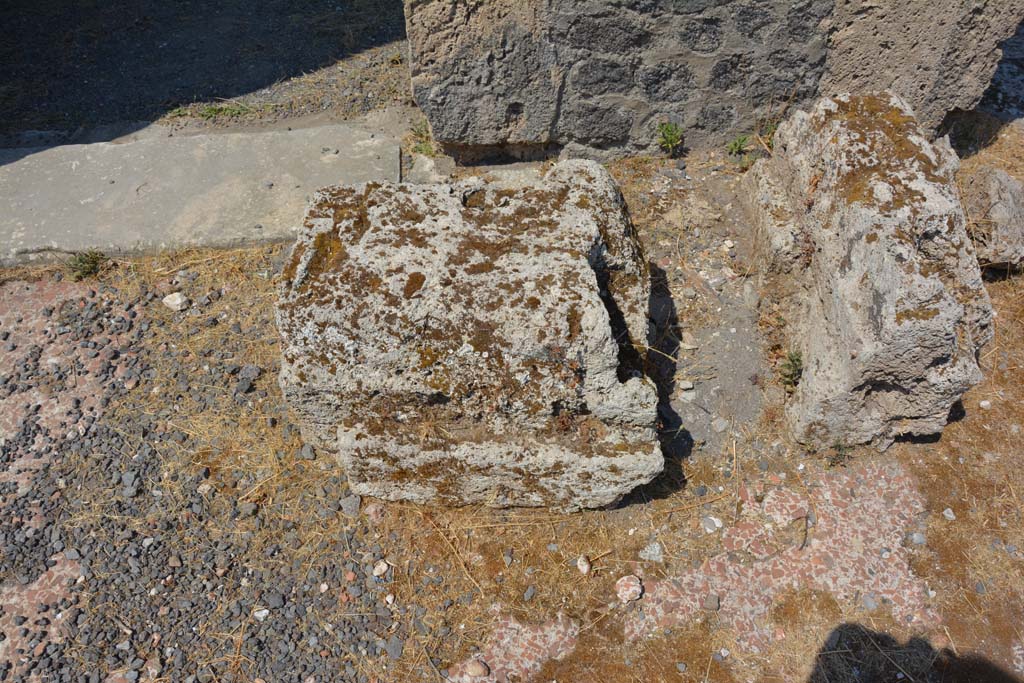 VI.12.5 Pompeii. 14th July 2017. South-west side of atrium 7, stone bases outside doorway to room 10.
Foto Annette Haug, ERC Grant 681269 DÉCOR.
