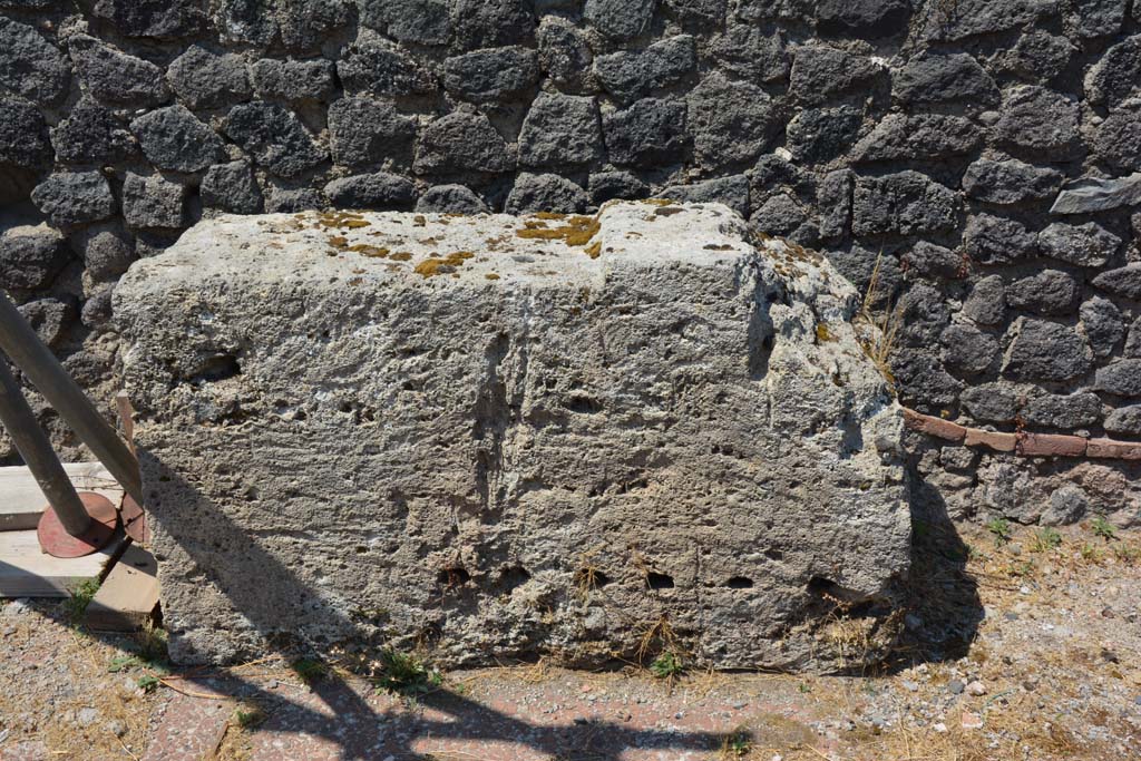 VI.12.5 Pompeii. 14th July 2017. Stone base near west wall on north-west side of Secondary Atrium 7. 
Foto Annette Haug, ERC Grant 681269 DÉCOR.
