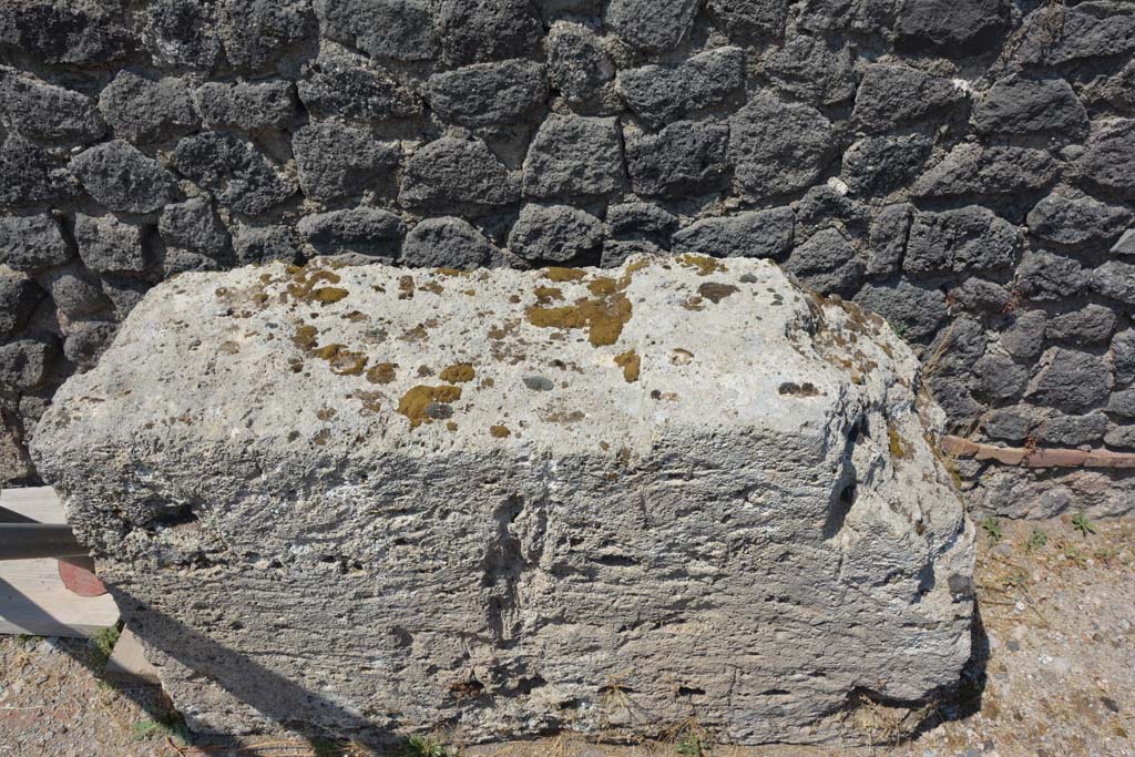 VI.12.5 Pompeii. 14th July 2017. Detail of stone base near west wall in north-west corner of Secondary Atrium 7. 
Foto Annette Haug, ERC Grant 681269 DÉCOR.
