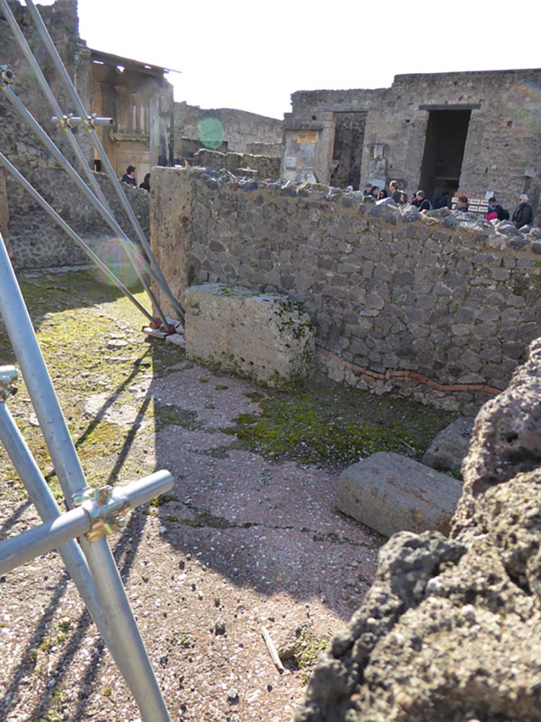 VI.12.5 Pompeii. 14th July 2017. Looking south-west across flooring on north-west side of Secondary Atrium. 
Foto Annette Haug, ERC Grant 681269 DÉCOR.

