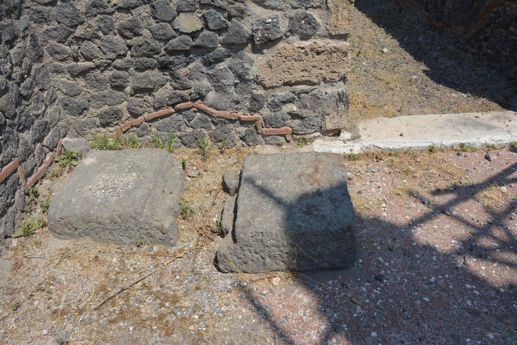 VI.12.5 Pompeii. 14th July 2017. Looking north in north-west corner of Secondary Atrium 7, with doorway to Corridor 16, on right. 
Foto Annette Haug, ERC Grant 681269 DÉCOR.
