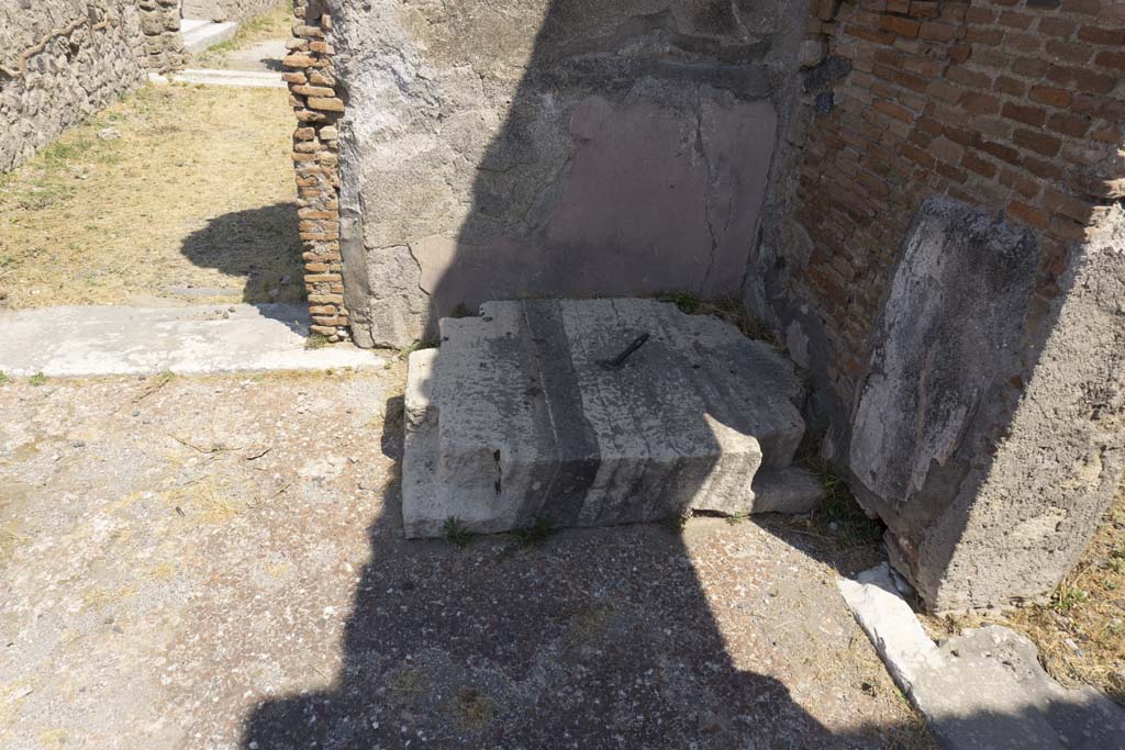 VI.12.5 Pompeii. 14th July 2017. Base for arca/money box in north-east corner of Secondary Atrium 7, looking north.
Foto Annette Haug, ERC Grant 681269 DÉCOR.
