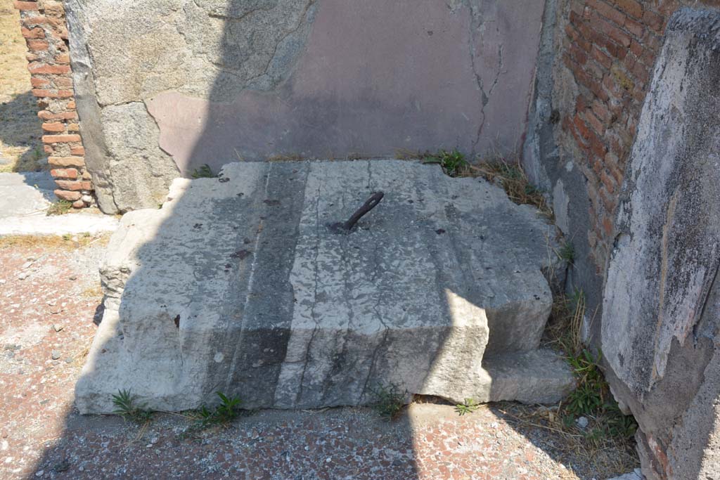 VI.12.5 Pompeii. 14th July 2017. Detail of base for arca/money-box in north-east corner of Secondary Atrium 7, looking north.
Foto Annette Haug, ERC Grant 681269 DÉCOR.
