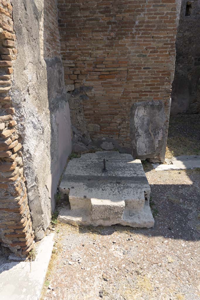 VI.12.5 Pompeii. 14th July 2017. Looking east in north-east corner of Secondary Atrium 7, with arca.
Foto Annette Haug, ERC Grant 681269 DÉCOR.
