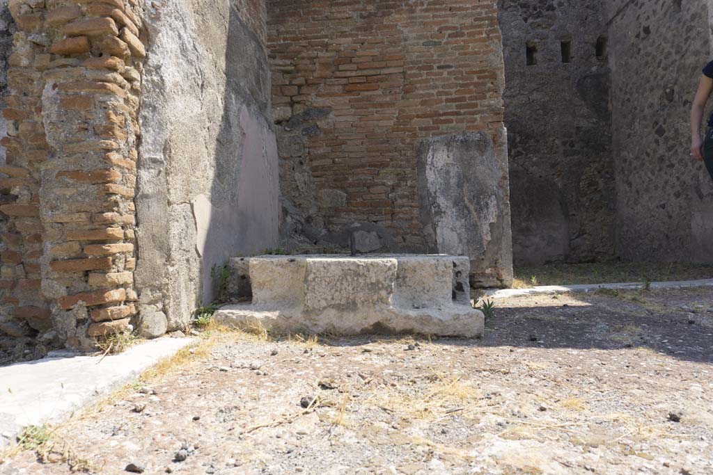 VI.12.5 Pompeii. 14th July 2017. Looking east towards base in north-east corner of Secondary Atrium 7.
Foto Annette Haug, ERC Grant 681269 DÉCOR.
