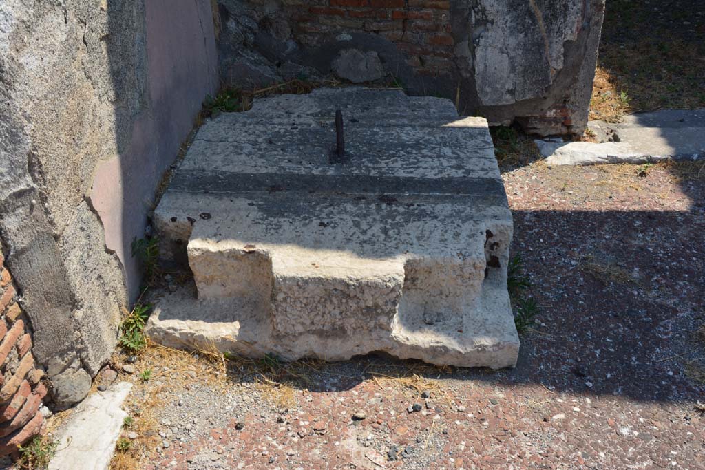 VI.12.5 Pompeii. 14th July 2017. Detail of base in north-east corner of Secondary Atrium, looking east.
Foto Annette Haug, ERC Grant 681269 DÉCOR.
