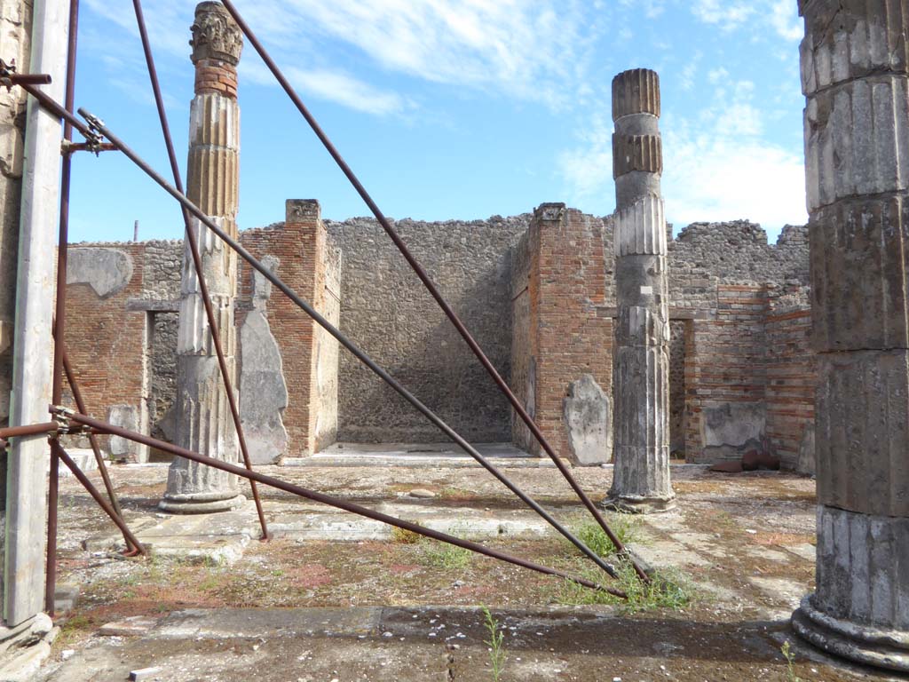 VI.12.5 Pompeii. 30th September 2015. Looking east across impluvium in Atrium 7, towards East Ala. 
Foto Annette Haug, ERC Grant 681269 DÉCOR.
