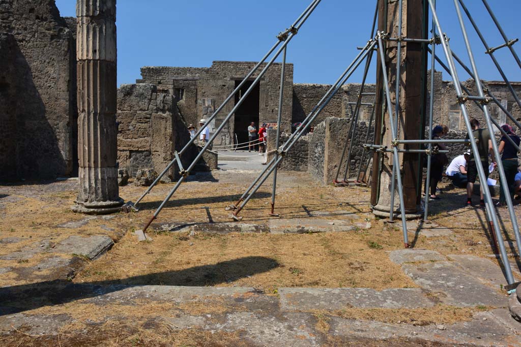 VI.12.5 Pompeii. 14th July 2017. Looking west across impluvium in atrium 7, towards West Ala and entrance into VI.12.2.
Foto Annette Haug, ERC Grant 681269 DÉCOR.
