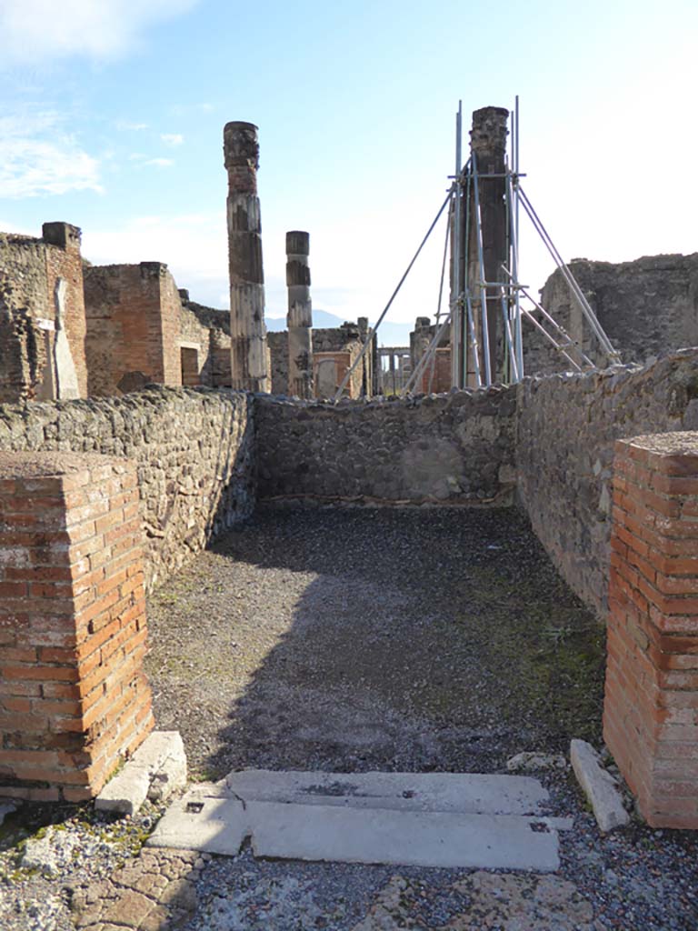 VI.12.5 Pompeii. 4th January 2017. Room 51, looking south through doorway from Middle Peristyle of VI.12.2. 
Foto Annette Haug, ERC Grant 681269 DÉCOR.
