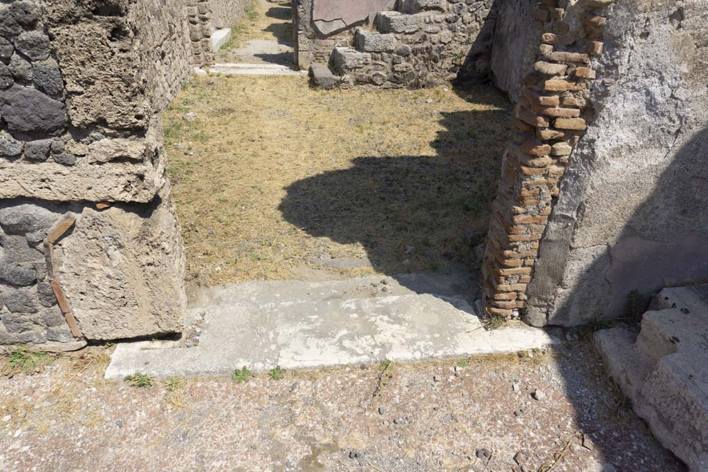 VI.12.5 Pompeii. 14th July 2017. Room 17, looking north across threshold/sill from Secondary Atrium 7.
Foto Annette Haug, ERC Grant 681269 DÉCOR.
