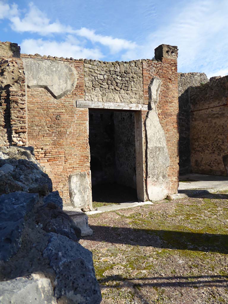VI.12.5 Pompeii. 4th January 2017. North-east corner of atrium with doorway into room 15.
Foto Annette Haug, ERC Grant 681269 DÉCOR.

