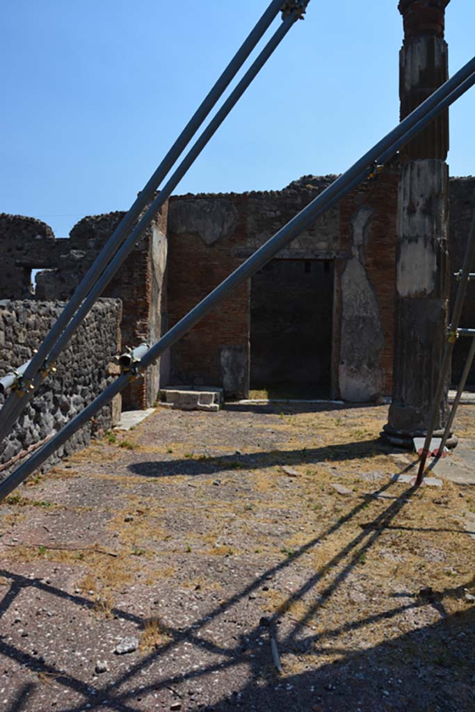 VI.12.5 Pompeii. 14th July 2017. 
Looking east across north end of atrium, with base of money-box (arca) in north-east corner.
Foto Annette Haug, ERC Grant 681269 DÉCOR.

