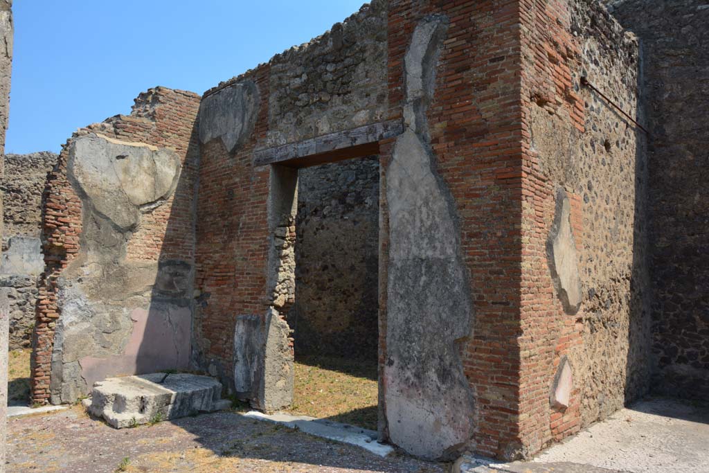 VI.12.5 Pompeii. 14th July 2017. 
North-east corner of Secondary Atrium 7, with doorway to room 17 on left, room 15 in centre, and East Ala 14, on right.
Foto Annette Haug, ERC Grant 681269 DÉCOR.
DÉCOR.
