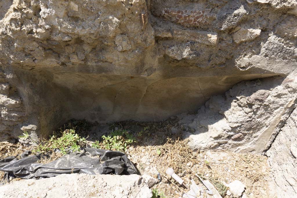 VI.12.5 Pompeii. 14th July 2017. Room 15, detail of bed recess in west wall of triclinium.  
Foto Annette Haug, ERC Grant 681269 DÉCOR.
