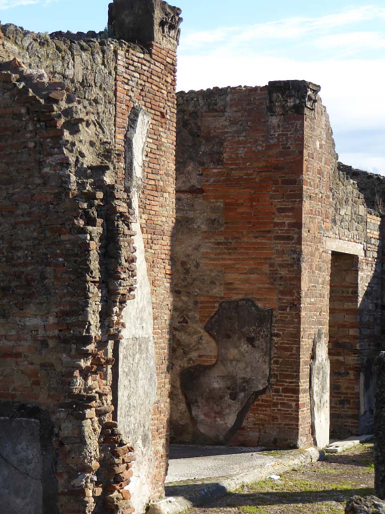 VI.12.5 Pompeii. 4th January 2017. Room 14, east ala. Looking south along east side of atrium. 
Foto Annette Haug, ERC Grant 681269 DÉCOR.
