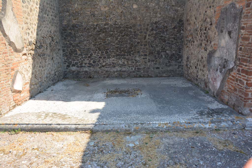 VI.12.5 Pompeii. 15th July 2017. Room 14, east ala, looking across flooring.  
Foto Annette Haug, ERC Grant 681269 DÉCOR.
