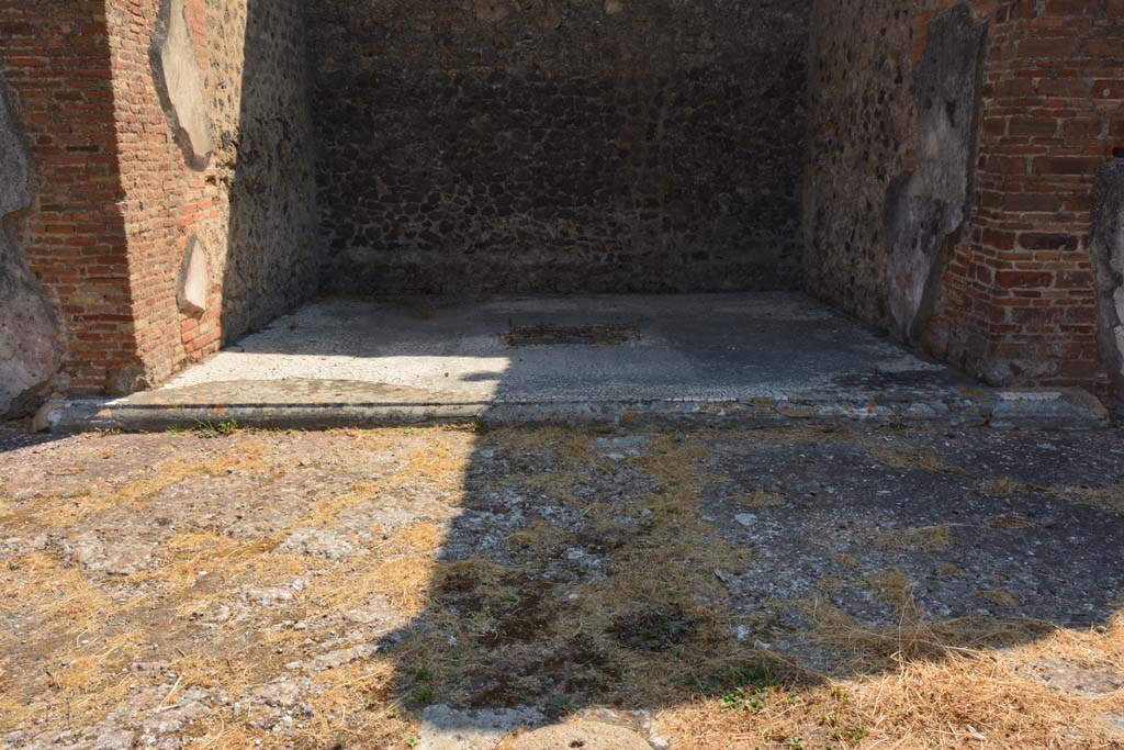 VI.12.5 Pompeii. 14th July 2017. Room 14, threshold/sill of east ala.     
Foto Annette Haug, ERC Grant 681269 DÉCOR.

