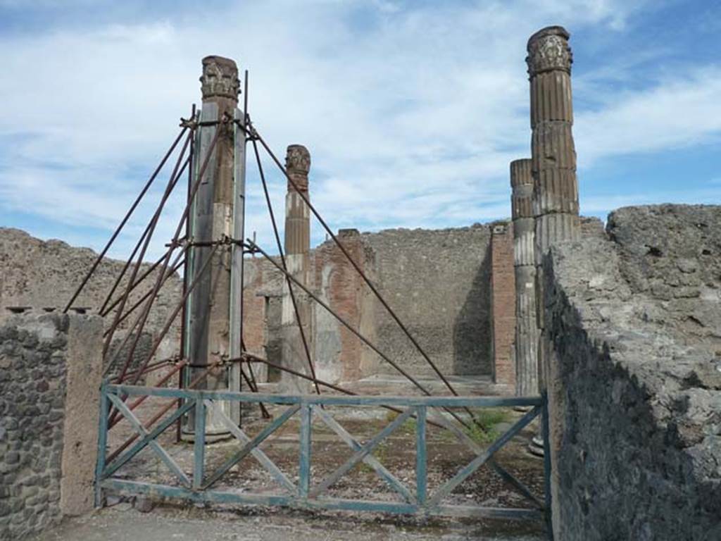 VI.12.5 Pompeii. September 2015. Columns surrounding the impluvium of the tetrastyle atrium, looking east to ala.