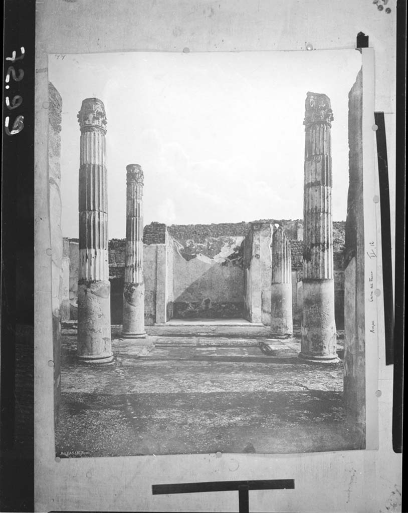 VI.12.5 Pompeii. 1936. Atrium 7, looking east towards east ala 14, from area of west ala 11. 
DAIR 72.99 (originally 36.5939). Photo © Deutsches Archäologisches Institut, Abteilung Rom, Arkiv.
