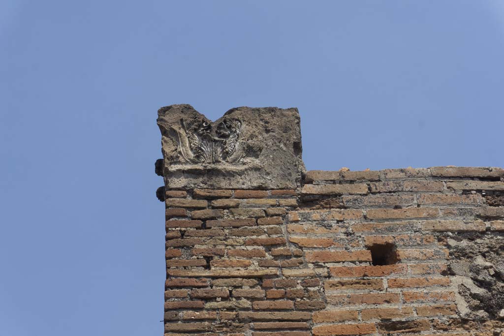 VI.12.5 Pompeii. 14th July 2017. Looking north towards detail of capital on north wall of East Ala.
Foto Annette Haug, ERC Grant 681269 DÉCOR.

