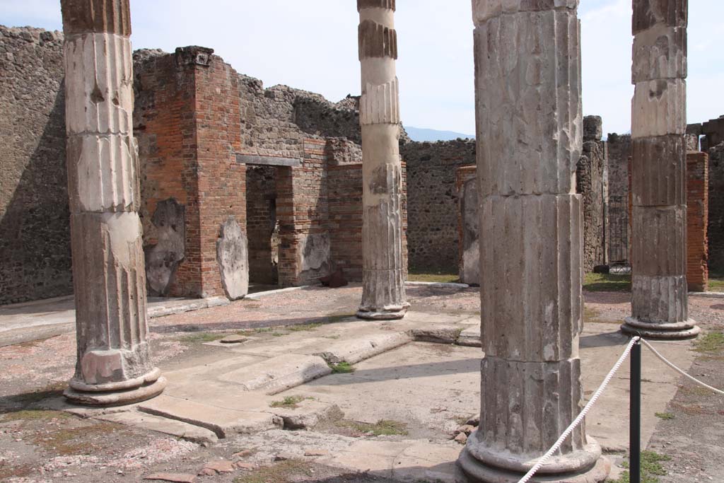 VI.12.5 Pompeii. September 2021. Atrium 7, looking south-east across impluvium in atrium. Photo courtesy of Klaus Heese.