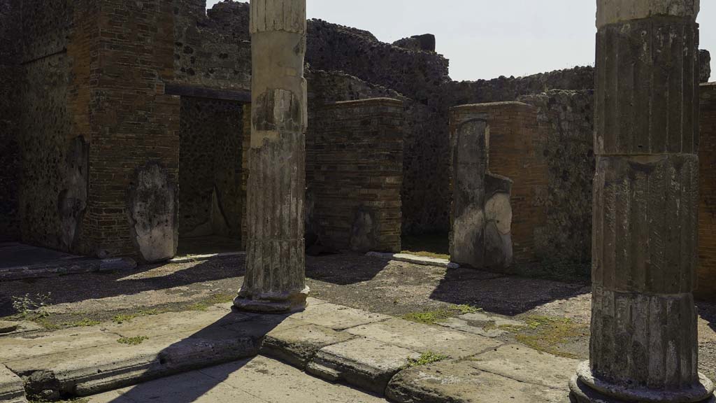 VI.12.5 Pompeii. August 2021. 
Atrium 7, looking towards south-east corner, with doorway to room 13, centre left, and to room 9, centre right. 
Photo courtesy of Robert Hanson.
