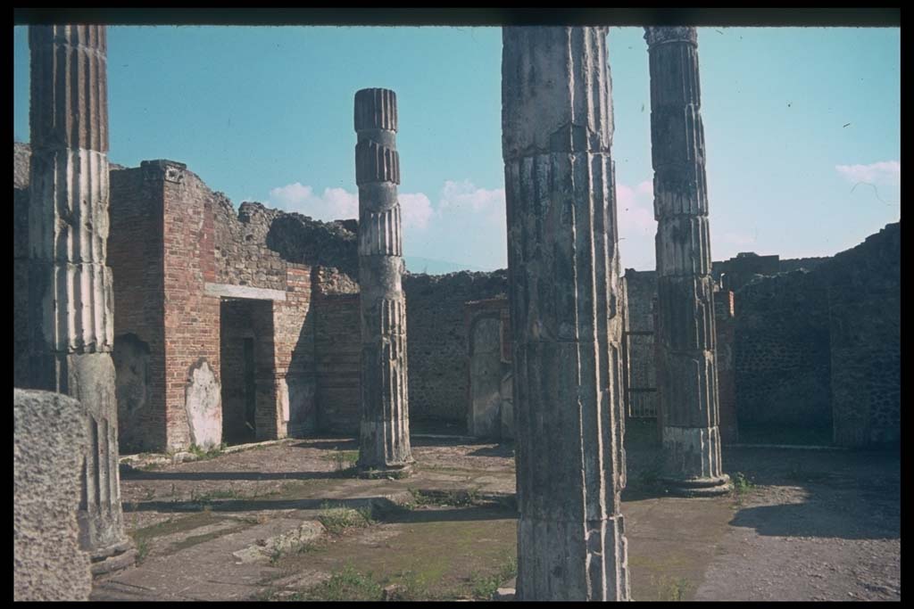 VI.12.5 Pompeii. Atrium 7, looking south to rooms in south-east corner of atrium 7.
Photographed 1970-79 by Günther Einhorn, picture courtesy of his son Ralf Einhorn.
