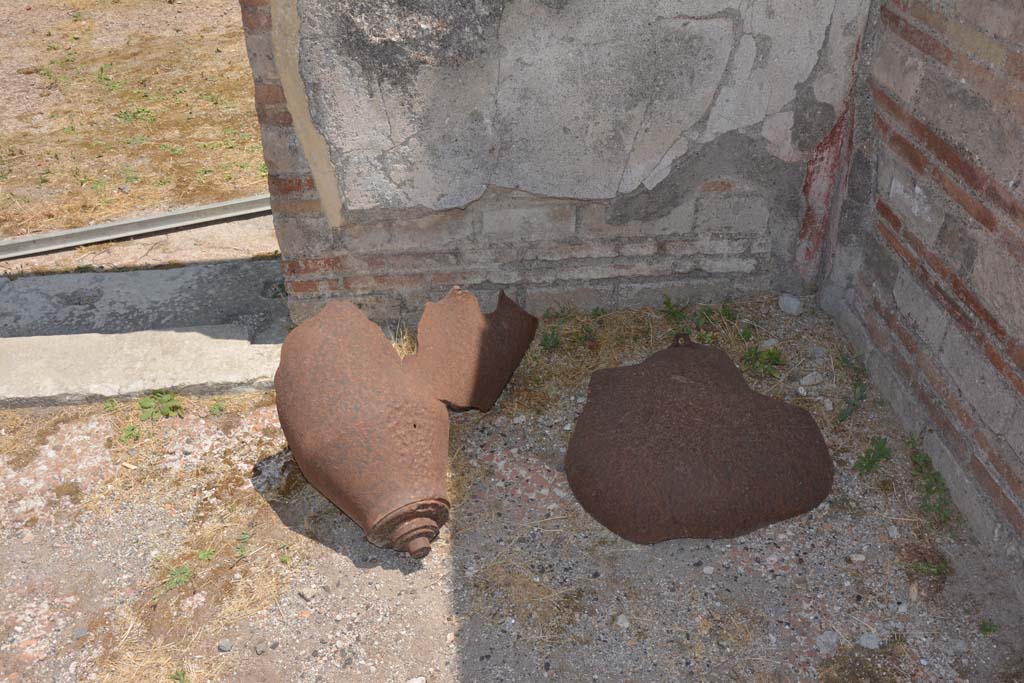 VI.12.5 Pompeii. July 2017. South-east corner of secondary atrium, detail of remains of World War II bomb from 1943.
Foto Annette Haug, ERC Grant 681269 DÉCOR.
