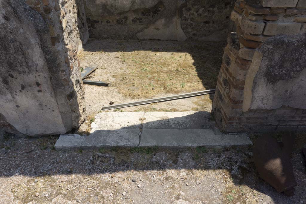 VI.12.5 Pompeii. 14th July 2017. Room 13, looking east towards threshold/sill from atrium 7.
Foto Annette Haug, ERC Grant 681269 DÉCOR.
