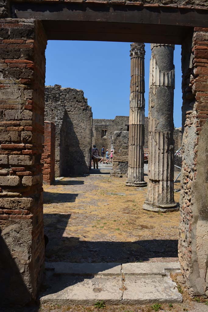 VI.12.5 Pompeii. 14th July 2017. 
Looking west across atrium 7 from doorway of room 13, towards doorway into room 10.
Foto Annette Haug, ERC Grant 681269 DÉCOR.


