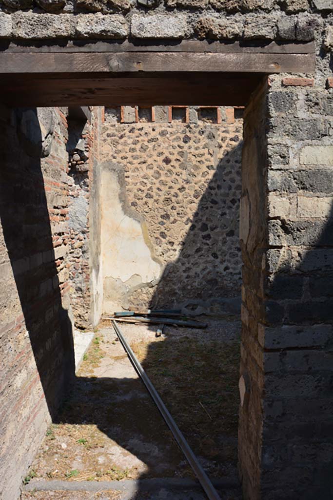 VI.12.5 Pompeii. 14th July 2017. 
Room 13, looking through doorway from room 12, towards north-west corner and doorway to atrium 7.
Foto Annette Haug, ERC Grant 681269 DÉCOR.
